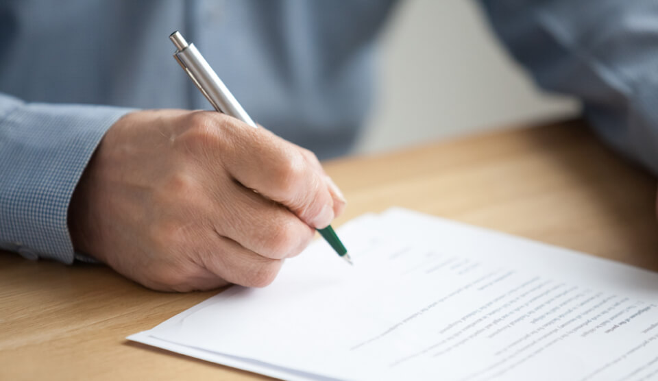 書類に記入をする様子