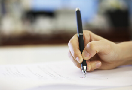 用紙に記入する手元の画像