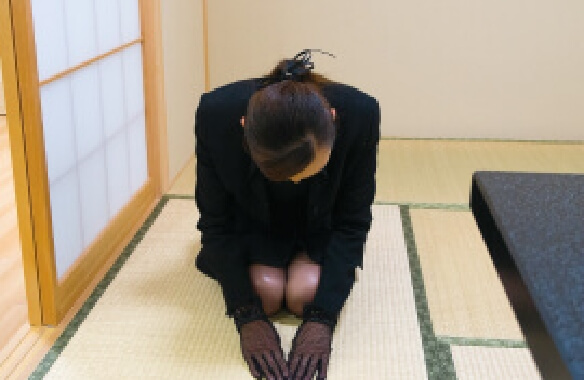 スタッフがお迎えする様子の画像