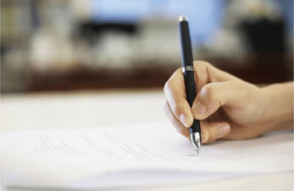 書類を記入する手元の画像
