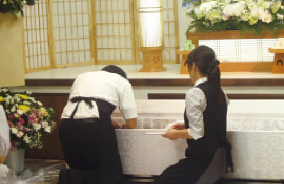 納棺を行う様子のイメージ画像