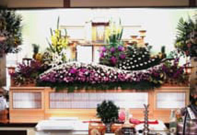 家族葬専門式場もあり、規模が小さくても心温まるセレモニーをご提供しています。